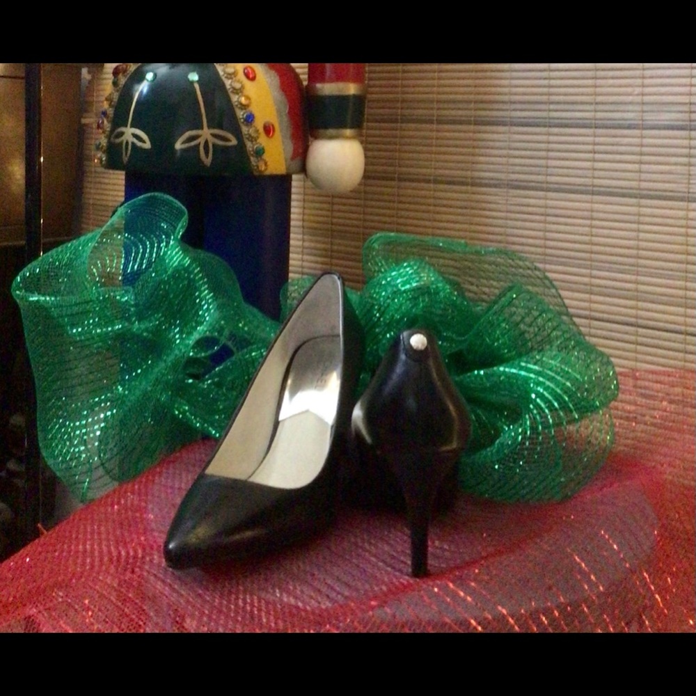 MK! The perfect pump!  Modest 3”heel Beautiful - Picture 2 of 15